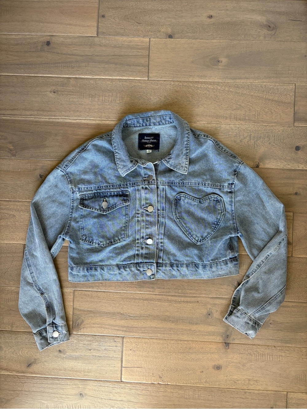Ashley Vintage Charm Y2K cropped denim jacket with heart-shaped pocket Small